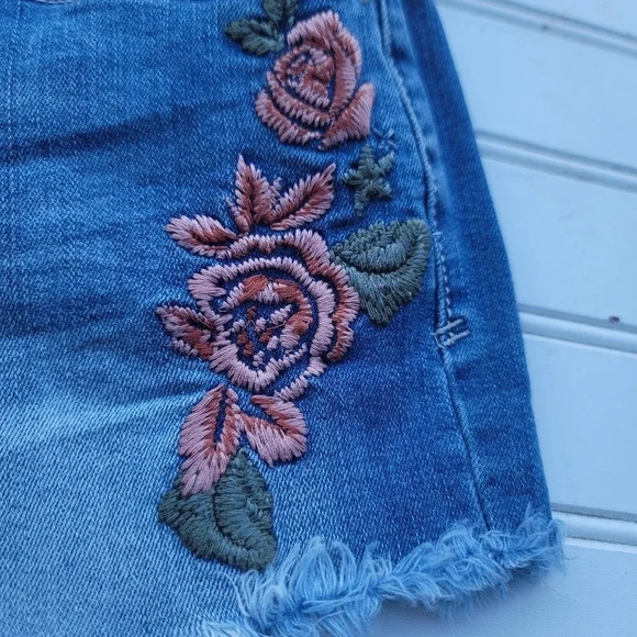 Mudd Shorts FLX Stretch Size 5 High Rise Shortie Denim Rose Embroidered Raw Edge - Picture 5 of 7